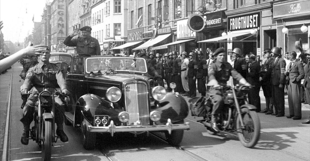 Foto af Feltmarshal Montgomery der kører gennem det befriede København i maj 1945